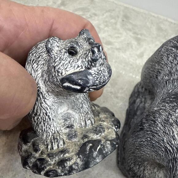 Lot of two Bear sculptures by A Wolf. Pre-owned. Size 3.5 in and 5 in. - Picture 3 of 8